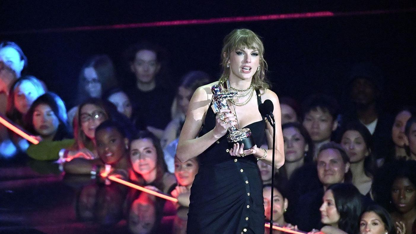 Taylor Swift continues to dominate with second consecutive video of the year win at MTV VMAs